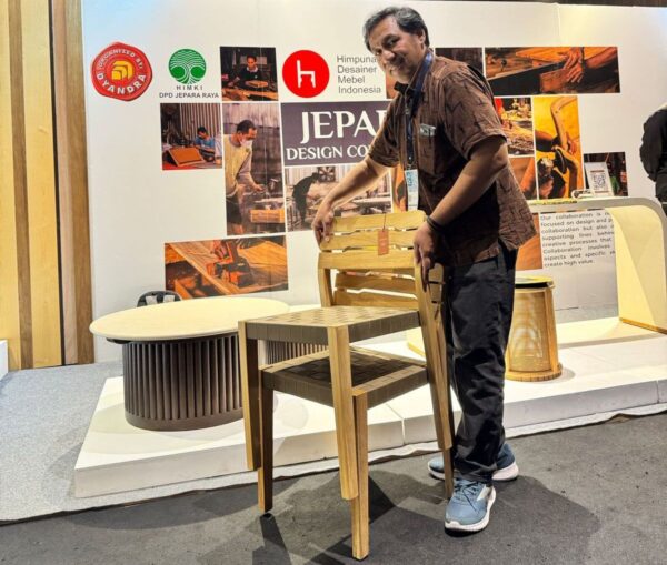 Dosen Desain Produk Universitas Paramadina Unjuk Karya di Indonesia International Furniture Expo (IFEX) 2025