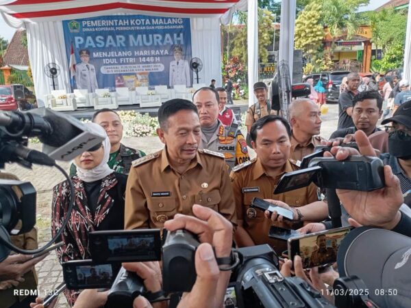 Wali Kota dan Wakil Wali Kota Malang Membuka Pasar Murah di Merjosari