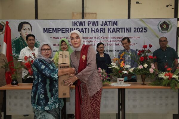 Peringatan Hari Kartini 2025, IKWI Jatim Gelar Lomba Merangkai Bunga Kebun, Pembacaan Surat Kartini dan Puisi