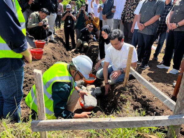 Wali Kota Batu Melaksanakan Peletakan Batu Pertama, Pembangunan Dapur Sentra Pangan dan Pangan Gizi (SPPG)