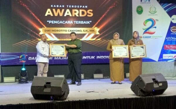 Sam Tito Kembali Terima Penghargaan Nominasi Profesi Pengacara Terbaik