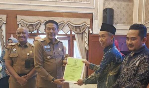 Wali Kota Wahyu Hidayat serahkan 57 Surat Keputusan (SK), Pendirian Koperasi Merah Putih