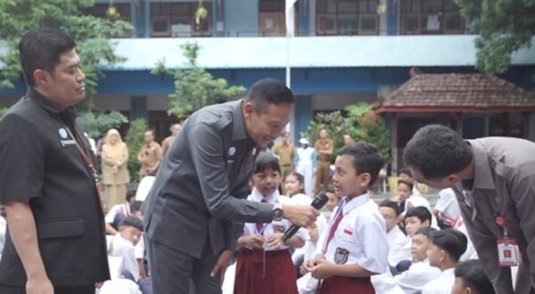 Wahyu Hidayat Secara Simbolis Serahkan Seragam Gratis Bagi Peserta Didik Baru SD dan SMP Negeri