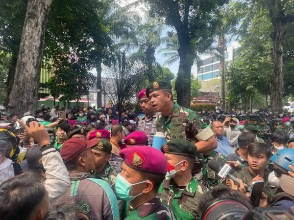 Saat Temui Pengunjuk Rasa di Depan Mako Brimob Kwitang, Asintel Kaskostrad Mendapat Ucapan “Terima Kasih Bapak TNI”