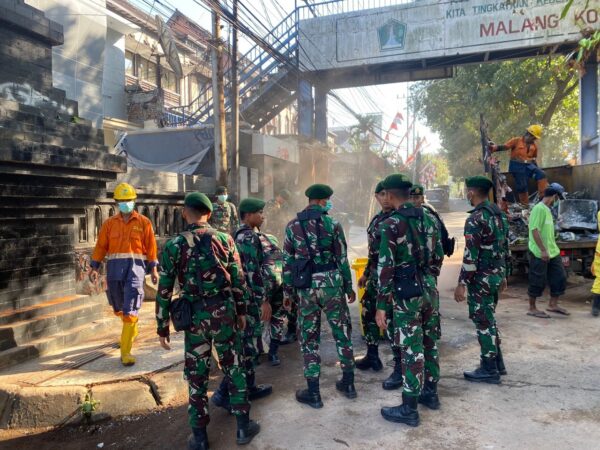 Prajurit TNI (Divif 2 Kostrad) dan Warga Bersatu Bersihkan Kota Pasca Unjuk Rasa