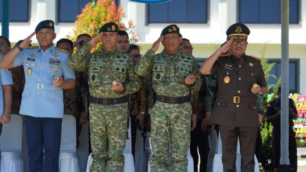 Panglima Divif 2 Kostrad Hadiri Upacara Sertijab Pangdivif 3 Kostrad di Makassar
