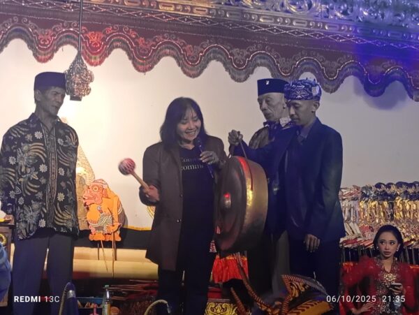 Mbok Nurul Menyerahkan Pokir Alat Kesenian Jaranan dan Gamelan
