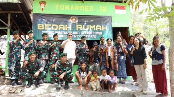 Wujud Kepedulian TNI, Satgas Pamtas Renovasi Rumah Warga dan Salurkan Sembako