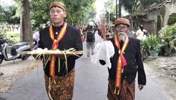 Putut Saji Melengkapi Sedekah Bumi Sumber Banteng 2025