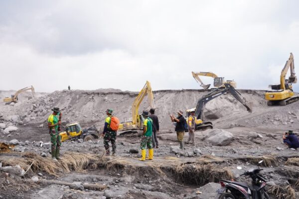 TNI dan Pemda serta Relawan Perkuat Tanggul, Antisipasi Banjir Lahar Dingin Susulan