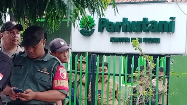 Gabungan LSM Kediri Raya Demo Besar di Kantor Perhutani Kediri