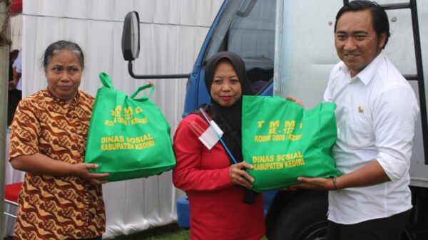300 Warga di Tiga Kecamatan Terima Sembako dalam TMMD ke-127 Kediri