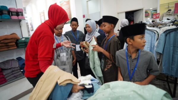Mas Dhito dan Mbak Cicha Ajak Ratusan Anak Yatim Kediri Belanja Baju Lebaran