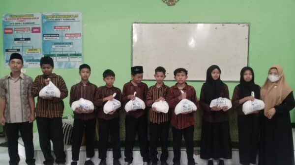 Tanamkan Semangat Berbagi, SMPN 1 Papar Bagikan Zakat, Takjil dan Buka Bersama