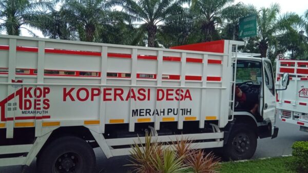 Dandim 0809 Kediri Kawal Penyerahan 36 Truk Armada KDKMP di Simpang Lima Gumul