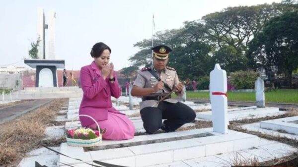 Kapolres & Ketua Bayangkari Kediri Ziarah ke TMP Canda Bhirawa Pare